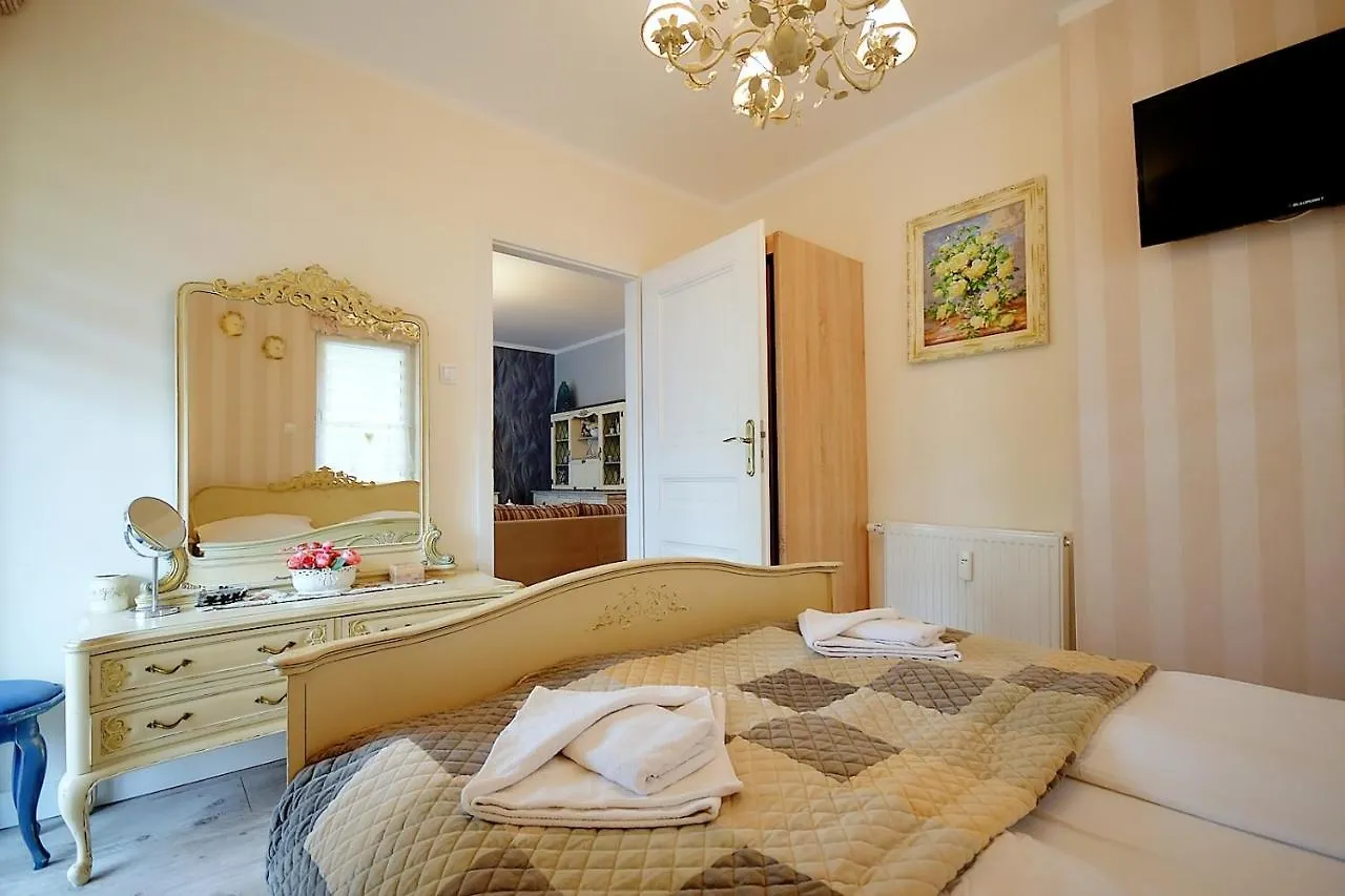 Miodowy Dom Exspanse Apartament 2 Lub 3 Pokoje Z Tarasem I Parkingiem Kolobrzeg 0*,  Poland